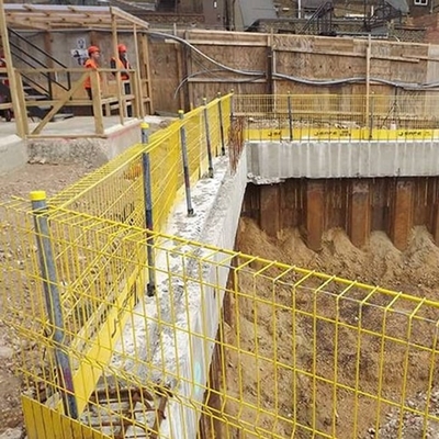 Barriera di protezione dei bordi di facile installazione con assemblaggio privo di attrezzi per configurazione rapida