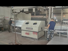 I pali della recinzione vengono forati per il fissaggio degli accessori