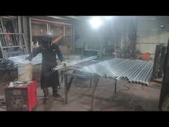 I pali della recinzione vengono saldati nella dimensione richiesta dal cliente.