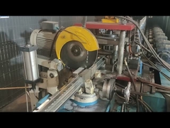 Il palo di pesche viene tagliato nella dimensione richiesta dal cliente