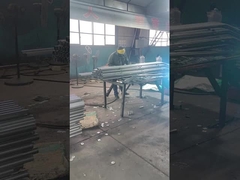 Il connettore della recinzione è in fase di saldatura al palo della recinzione