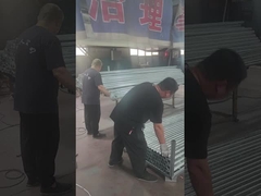 I pali della recinzione vengono lucidati e impilati